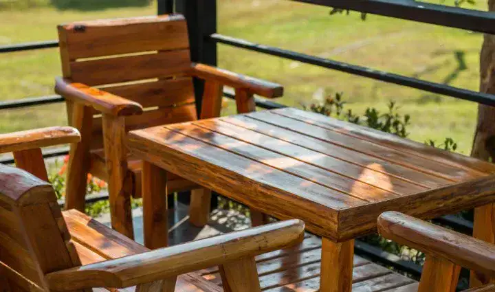 Aprende cómo recuperar o decorar mesas y sillas de madera