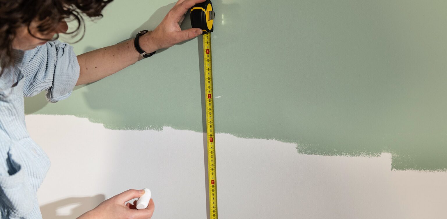 Midiendo la pared con metro