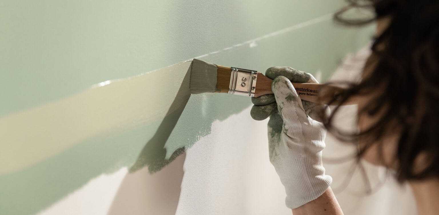 Pintura de detalles con brocha